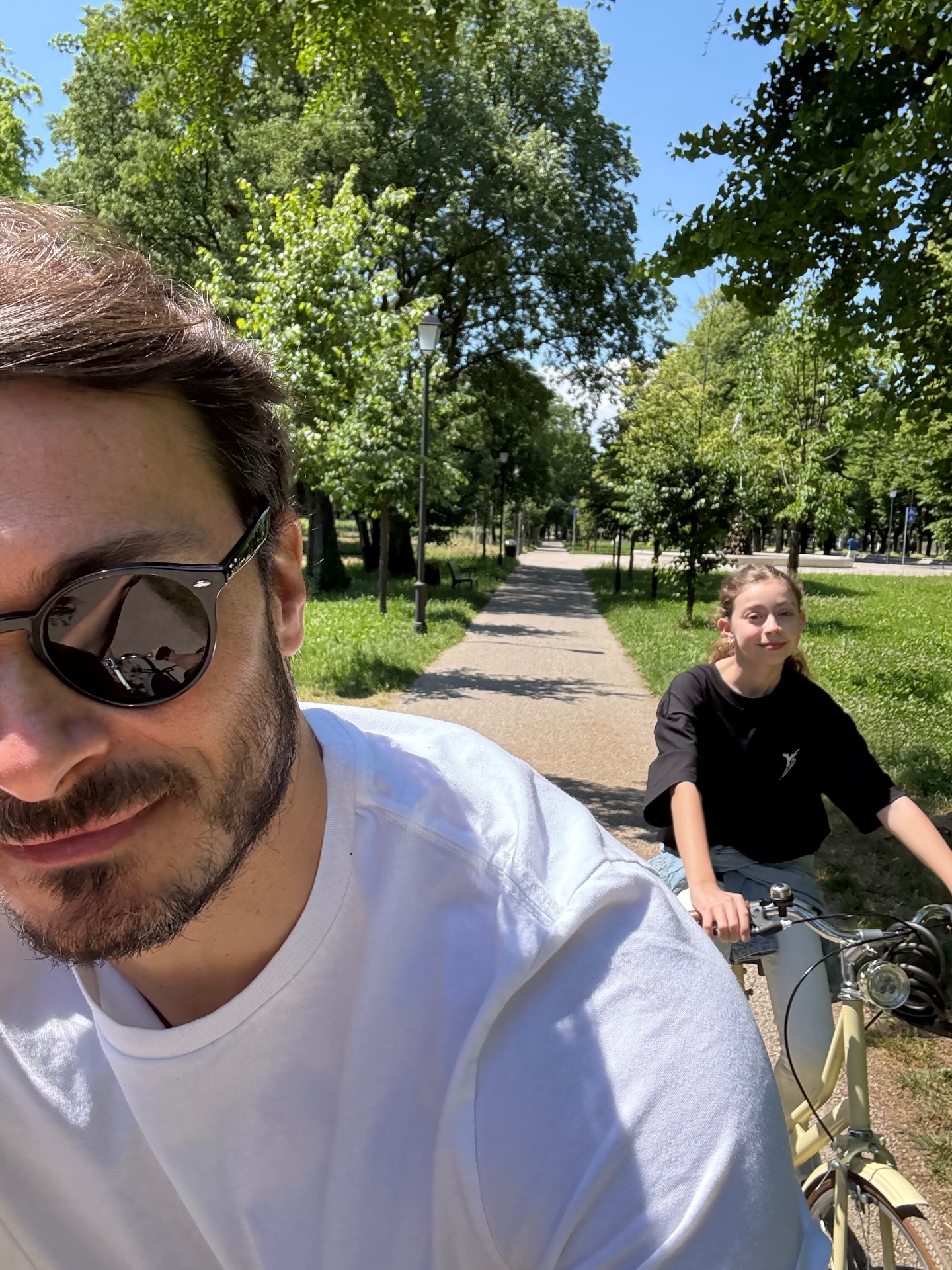 Padre e figlia in bicicletta al parco